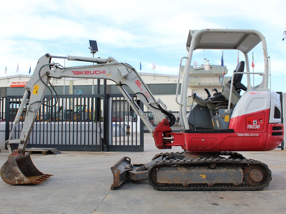 MINI ESCAVATORE TAKEUCHI TB230TET TETTUCCIO