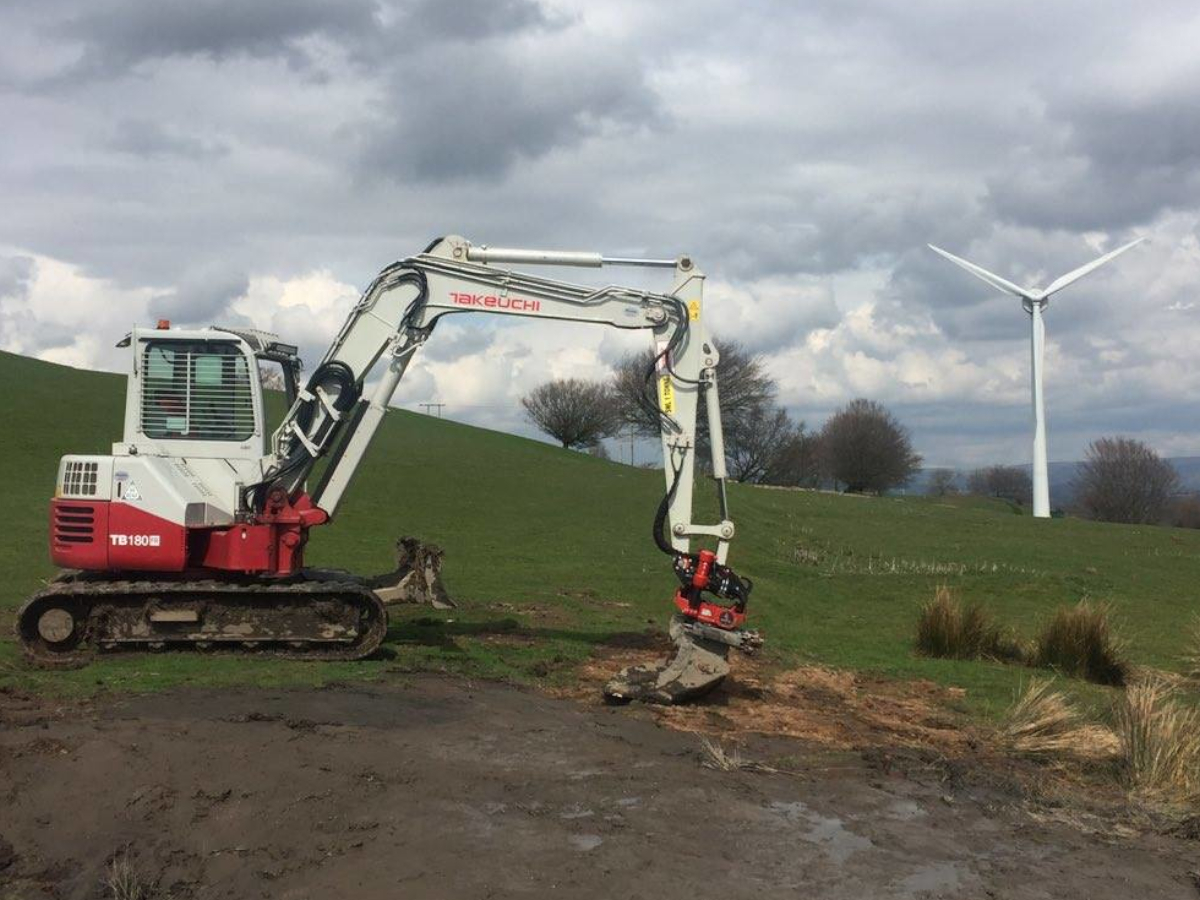 MINI ESCAVATORE COMPATTO TAKEUCHI TB180FR