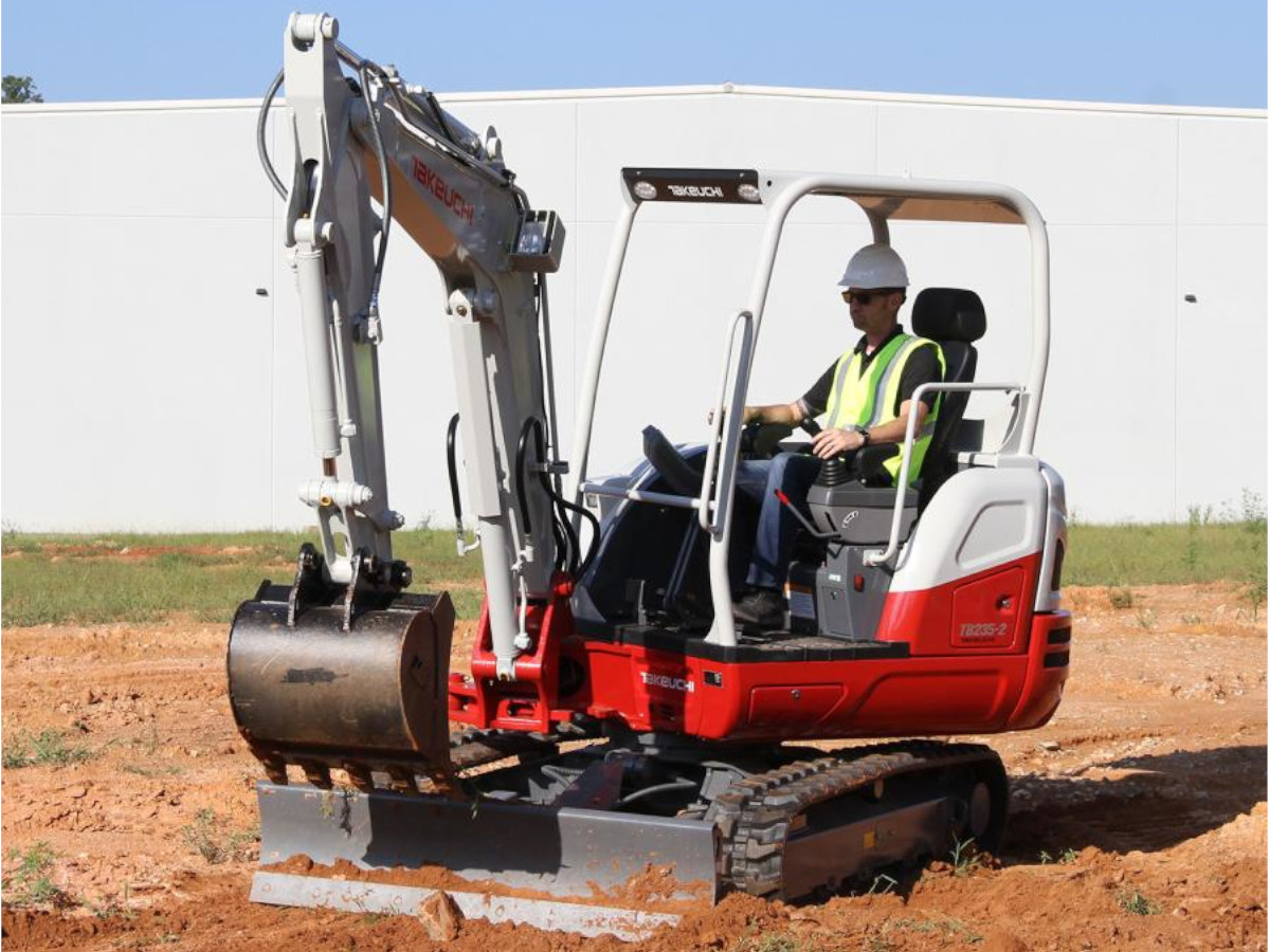 MINI ESCAVATORE CINGOLATO TAKEUCHI TB235-2 TETTUCCIO